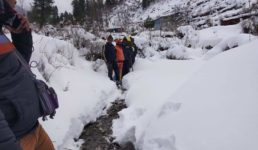 उत्तराखंड – तपस्या के लिए आया साधु भारी बर्फबारी देख कर बेहोश, एसडीआरएफ ने बचाया
