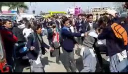 उत्तराखंड – स्कूल की लड़कियों में गैंगवार,  लड़का था कारण, सड़क पर मारपीट