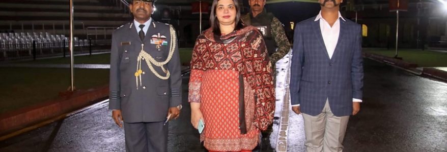 अभिनंदन को वाघा बॉर्डर तक छोड़ने आई वो महिला कौन थी ? हर कोई जानना चाहता है अभिनंदन को वाघा बॉर्डर तक छोड़ने आई वो महिला कौन थी ? हर कोई जानना चाहता है
