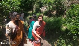 उत्तराखंड : नंदप्रयाग नगर पंचायत अध्यक्ष हिमानी वैष्णव, सफाई के लिए खुद उतर गईं नाले में