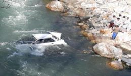 उत्तराखंड : चुनाव ड्यूटी में लगे पुलिसकर्मियों की कार नदी में गिरी, दो लोग लापता