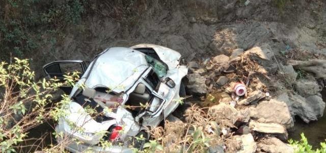 उत्तराखंड : भीषण सड़क हादसे में 4 लोगों की मौत, गहरी खाई में गिरी कार उत्तराखंड : भीषण सड़क हादसे में 4 लोगों की मौत, गहरी खाई में गिरी कार