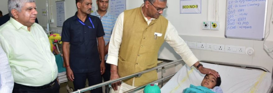 टिहरी स्कूल बस हादसे में मृत बच्चों के परिजनों ने मुख्यमंत्री से मुआवजा राशि लेने से किया इनकार, राशि बढ़ाने की मांग टिहरी स्कूल बस हादसे में मृत बच्चों के परिजनों ने मुख्यमंत्री से मुआवजा राशि लेने से किया इनकार, राशि बढ़ाने की मांग