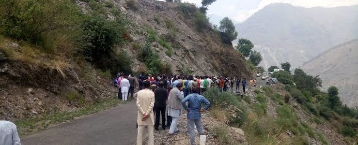 उत्तराखंड में गहरी खाई में गिरी कार, 3 से 4 लोग सवार थे गाड़ी में, इलाके में कोहराम
