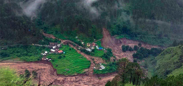 उत्तराखंड : गांव में भारी बारिश से मकान गिरा, एक लड़की की दबकर मौत, दो मवेशी भी मलबे में दबे उत्तराखंड : गांव में भारी बारिश से मकान गिरा, एक लड़की की दबकर मौत, दो मवेशी भी मलबे में दबे