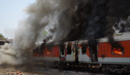 हरिद्वार : प्लेटफॉर्म पर खड़ी ट्रेन में आग लगने से हड़कंप, किसी के हताहत होने की खबर नहीं