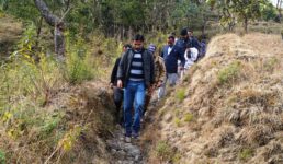 आजादी के बाद उत्तराखंड के इस गांव में पहली बार पैदल चलकर पहुंचा कोई जिलाधिकारी, लोगों में कोतूहल