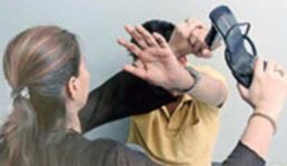 यहां घर से दफ्तर पहुंचकर पत्नी ने कर दी पति की जमकर पिटाई, पति के साथी कर्मचारियों को भी नहीं छोड़ा