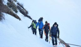 तस्वीरें : बर्फ से ढके केदारनाथ में कठिन रास्तों से जब पहुंचे इलाके के युवा डीएम, इस सीजन की मंदिर की पहली तस्वीरें देखिए