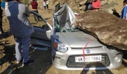 चलती कार के ऊपर पहाड़ी से गिरा बड़ा पत्थर, दूसरी घटना में एसडीएम का वाहन दुर्घटनाग्रस्त, Uttarakhand News