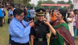 उत्तराखंड : पहाड़ की बेटी बनी सेना में अधिकारी, मां-बाप ने सजाये सितारे,  इलाके में खुशी की लहर