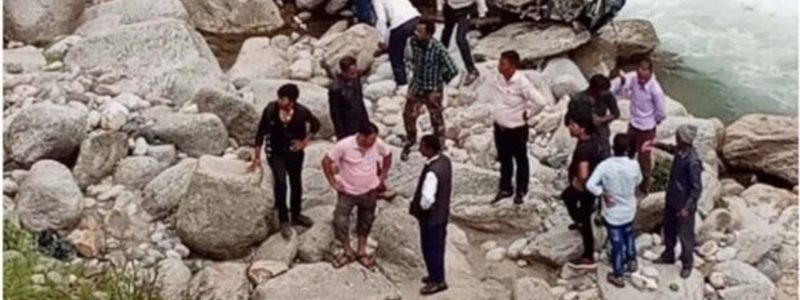 Uttarakhand बारात की कार खाई में गिरी, 3 लोगों की मौत और 1 घायल Uttarakhand बारात की कार खाई में गिरी, 3 लोगों की मौत और 1 घायल