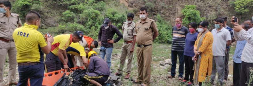 Uttarakhand तीन महिलाएं उफनती नदी में बही, मॉनसून के कारण पहाड़ों पर उफन रहे नदी-नाले Uttarakhand तीन महिलाएं उफनती नदी में बही, मॉनसून के कारण पहाड़ों पर उफन रहे नदी-नाले