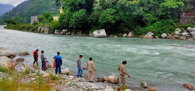 Uttarakhand पर्यटक बाप-बेटा नदी के तेज बहाव में बहे, तलाश जारी, घंटों से कोई सुराग नहीं Uttarakhand पर्यटक बाप-बेटा नदी के तेज बहाव में बहे, तलाश जारी, घंटों से कोई सुराग नहीं