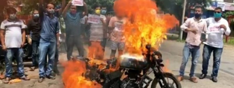 Uttarakhand सरकार के खिलाफ ऐसा प्रदर्शन कि खुद की बाइक फूंक डाली, वायरल हो रहा वीडियो Uttarakhand सरकार के खिलाफ ऐसा प्रदर्शन कि खुद की बाइक फूंक डाली, वायरल हो रहा वीडियो