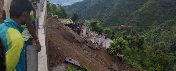 Uttarakhand घर पर दीवार गिरने से 2 बहन 1 भाई मलबे में दफन, 1 व्यक्ति गंभीर रूप से घायल Uttarakhand घर पर दीवार गिरने से 2 बहन 1 भाई मलबे में दफन, 1 व्यक्ति गंभीर रूप से घायल