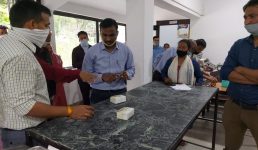 पिथौरागढ़ : जब डीएम ने सिखाई मडुवा बिस्किट की मार्केटिंग, जिले की पहली मडुवा बेकरी में पहुंचे थे