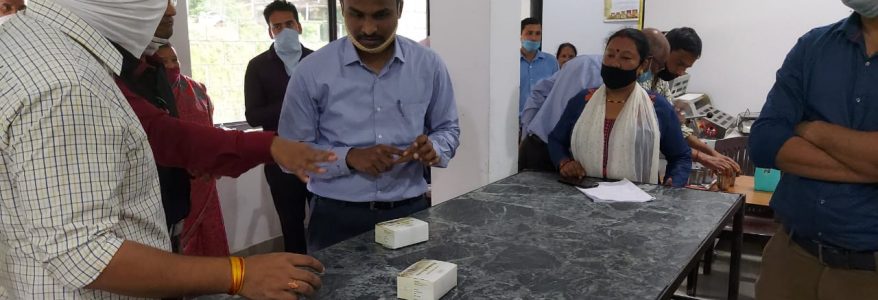 पिथौरागढ़ : जब डीएम ने सिखाई मडुवा बिस्किट की मार्केटिंग, जिले की पहली मडुवा बेकरी में पहुंचे थे