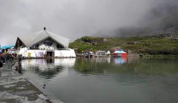 Uttarakhand खुले हेमकुंड साहिब और लक्ष्मण मंदिर के कपाट, भावुक हुए यहां पहुंचे श्रद्धालु