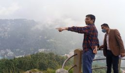 Nainital टिफिन टॉप की पहाड़ी से गिर रहे हैं पत्थर, वैज्ञानिकों और जिलाधिकारी ने किया मुआयना