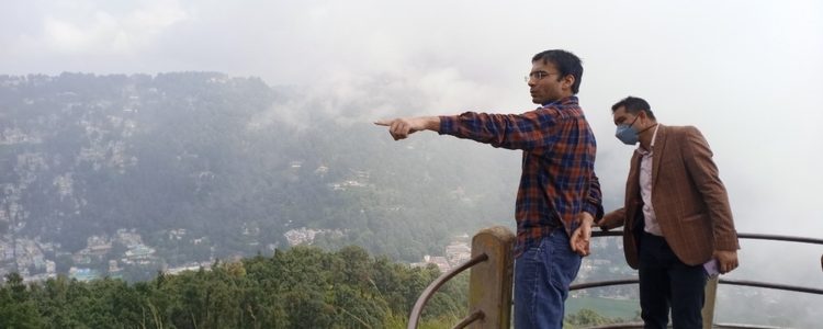 Nainital टिफिन टॉप की पहाड़ी से गिर रहे हैं पत्थर, वैज्ञानिकों और जिलाधिकारी ने किया मुआयना