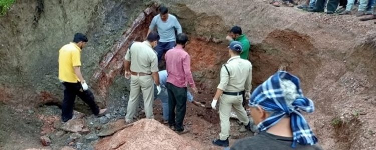 Uttarakhand पहाड़ टूटने से 2 लोग जिंदा दफन, काफी मशक्कत के बाद दोनों के शव जमीन से निकाले Uttarakhand पहाड़ टूटने से 2 लोग जिंदा दफन, काफी मशक्कत के बाद दोनों के शव जमीन से निकाले