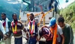 Uttarakhand गढ़वाल के इस गांव में पहली बार पहुंची बस, लोगों ने नाच-गाकर स्वागत किया