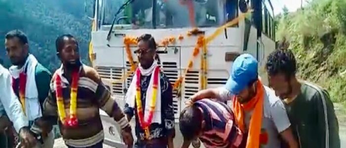 Uttarakhand गढ़वाल के इस गांव में पहली बार पहुंची बस, लोगों ने नाच-गाकर स्वागत किया Uttarakhand गढ़वाल के इस गांव में पहली बार पहुंची बस, लोगों ने नाच-गाकर स्वागत किया