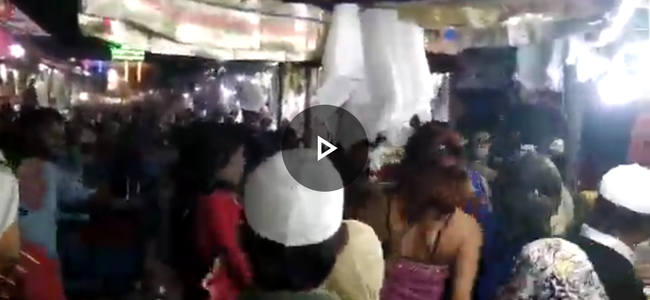 Video उत्तराखंड : बाजार में हुड़दंग मचा रहे युवक को किन्नरों ने जम कर धूना, देखिए Video उत्तराखंड : बाजार में हुड़दंग मचा रहे युवक को किन्नरों ने जम कर धूना, देखिए