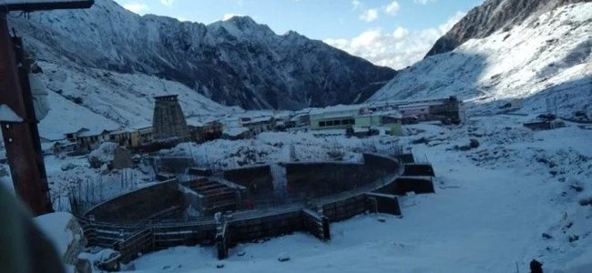 Video केदारनाथ में रातभर बर्फबारी, सवेरे दिखी हर तरफ बर्फ की सफेद चादर Video केदारनाथ में रातभर बर्फबारी, सवेरे दिखी हर तरफ बर्फ की सफेद चादर