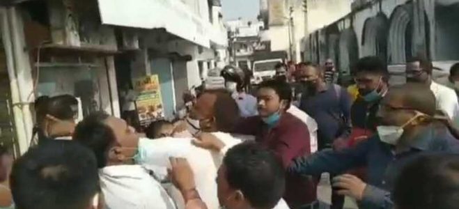 Uttarakhand पालिका सभासद ने किया आत्मदाह का प्रयास, प्रशासन में मचा हड़कंप, मौके पर बवाल Uttarakhand पालिका सभासद ने किया आत्मदाह का प्रयास, प्रशासन में मचा हड़कंप, मौके पर बवाल