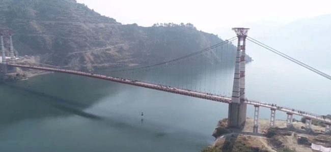 देश के सबसे लम्बे भारी वाहन झूला पुल डोबरा-चांठी पर शुरू हुआ यातायात, मुख्यमंत्री ने निर्माण में देरी के लिए दुख जताया देश के सबसे लम्बे भारी वाहन झूला पुल डोबरा-चांठी पर शुरू हुआ यातायात, मुख्यमंत्री ने निर्माण में देरी के लिए दुख जताया