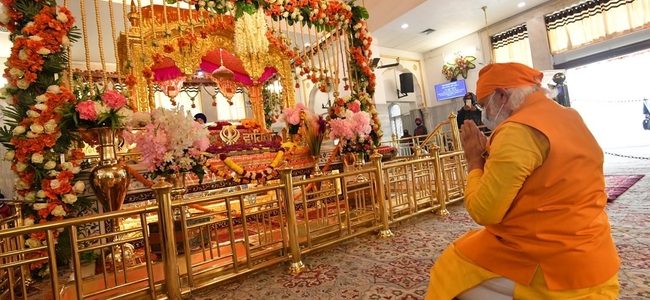 पीएम मोदी जब अचानक सवेरे-सवेरे दिल्ली के रकाबगंज गुरुद्वारा पहुंचे, देखिये तस्वीरें पीएम मोदी जब अचानक सवेरे-सवेरे दिल्ली के रकाबगंज गुरुद्वारा पहुंचे, देखिये तस्वीरें