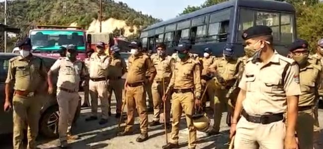 Uttarakhand चमोली में ग्रामीणों का पुलिस और सरकारी टीम पर पथराव, कुछ कर्मचारियों को आई चोट, भारी पुलिसबल तैनात Uttarakhand चमोली में ग्रामीणों का पुलिस और सरकारी टीम पर पथराव, कुछ कर्मचारियों को आई चोट, भारी पुलिसबल तैनात