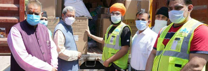 Uttarakhand संकट की घड़ी में मदद, मुख्यमंत्री को कई संस्थाओं ने कोविड से लड़ने का सामान सौंपा
