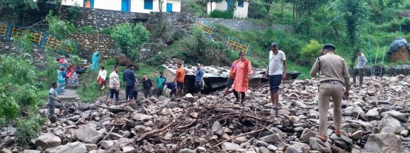 Uttarakhand पौड़ी-श्रीनगर मार्ग पर बादल फटा, मलवे से हुआ काफी नुकसान