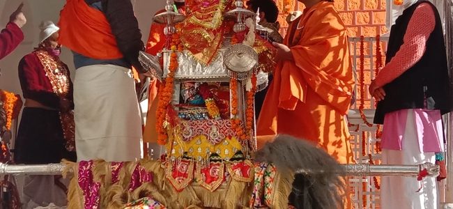 उत्तराखंड चारधाम यात्रा 2021 : श्री गंगोत्री धाम के कपाट खुले, कोरोना के कारण अभी आम श्रद्धालुओं के लिए यात्रा स्थगित है उत्तराखंड चारधाम यात्रा 2021 : श्री गंगोत्री धाम के कपाट खुले, कोरोना के कारण अभी आम श्रद्धालुओं के लिए यात्रा स्थगित है