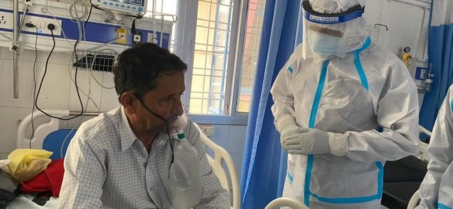 मुख्यमंत्री तीरथ ने पीपीई किट पहनकर कोरोना मरीजों से मुलाकात की, कोरोना संक्रमितों से हालचाल पूछा, हौसला बढ़ाया मुख्यमंत्री तीरथ ने पीपीई किट पहनकर कोरोना मरीजों से मुलाकात की, कोरोना संक्रमितों से हालचाल पूछा, हौसला बढ़ाया