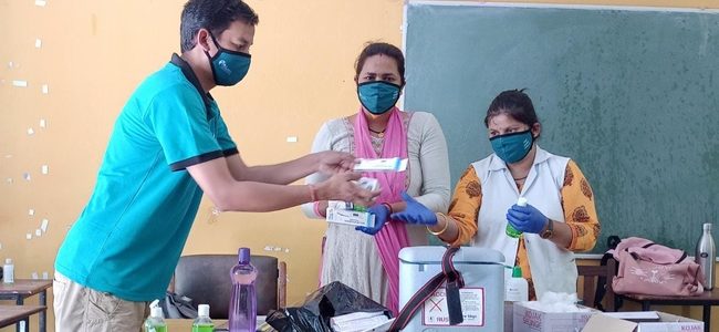 Uttarakhand चीन सीमा के इलाकों में टीकाकरण जारी, सीमांत के बलुवाकोट में युवाओं में टीकाकरण को लेकर उत्साह Uttarakhand चीन सीमा के इलाकों में टीकाकरण जारी, सीमांत के बलुवाकोट में युवाओं में टीकाकरण को लेकर उत्साह