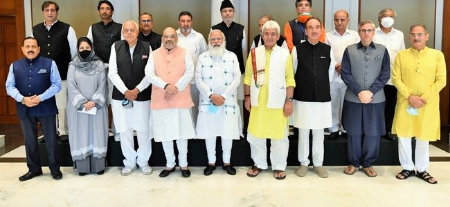 जम्मू-कश्मीर के नेताओं संग पीएम मोदी की बैठक, कहा युवाओं की आकांक्षाओं को पूर्ण करना सुनिश्चित करें जम्मू-कश्मीर के नेताओं संग पीएम मोदी की बैठक, कहा युवाओं की आकांक्षाओं को पूर्ण करना सुनिश्चित करें