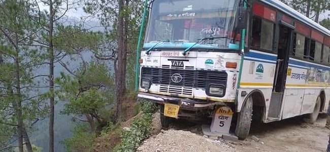 Uttarakhand बाल-बाल बचे 33 यात्री, खौफनाक वीडियो देखें क्या हुआ लोहाघाट-टनकपुर रोडवेज के साथ Uttarakhand बाल-बाल बचे 33 यात्री, खौफनाक वीडियो देखें क्या हुआ लोहाघाट-टनकपुर रोडवेज के साथ