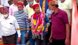 Video पवनदीप राजन अपने घर लोहाघाट पहुंचे, इंडियन आइडल ग्रांड फिनाले से ठीक पहले