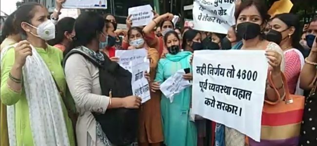Uttarakhand पुलिसकर्मियों के परिजनों ने किया विरोध-प्रदर्शन, पूरी खबर पढ़ें