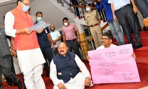 उत्तराखंड विधानसभा सत्र : धरने पर विपक्षी विधायक, सीएम धामी ने खुद जाकर मामला सुना उत्तराखंड विधानसभा सत्र : धरने पर विपक्षी विधायक, सीएम धामी ने खुद जाकर मामला सुना