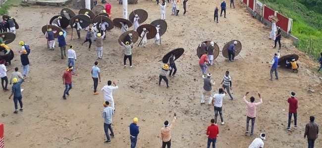 Uttarakhand देवीधुरा बग्वाल में फल, फूल और पत्थरों की बरसात, 75 बग्वाली वीर हुए घायल Uttarakhand देवीधुरा बग्वाल में फल, फूल और पत्थरों की बरसात, 75 बग्वाली वीर हुए घायल