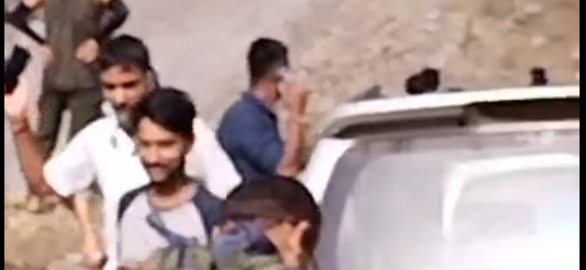 Video उत्तराखंड : सड़क पर खड़े थे लोग, भरभराकर गिरा बड़ा पहाड़ Video उत्तराखंड : सड़क पर खड़े थे लोग, भरभराकर गिरा बड़ा पहाड़