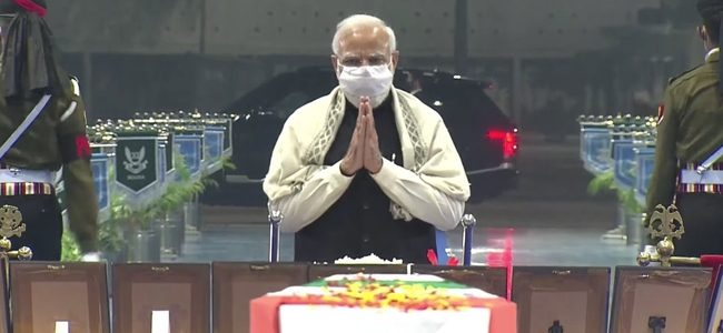 सीडीएस जनरल बिपिन रावत और दूसरे सैन्यकर्मियों की पार्थिव देह दिल्ली पहुंची, पीएम मोदी सहित कई लोगों ने दी श्रद्धांजलि सीडीएस जनरल बिपिन रावत और दूसरे सैन्यकर्मियों की पार्थिव देह दिल्ली पहुंची, पीएम मोदी सहित कई लोगों ने दी श्रद्धांजलि