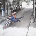 Video : उत्तराखंड – देहरादून टोल प्लाजा पर खतरनाक हादसा, बाइक की टक्कर से हवा में उछली युवती