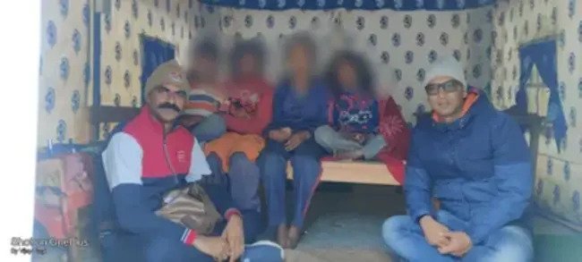 Uttarakhand : जंगल में वीरान टेंट में चारपाई के नीचे मिले 4 नाबालिग बच्चे, निवाला बनाने के फेर में बाघ भी घूम रहा था Uttarakhand : जंगल में वीरान टेंट में चारपाई के नीचे मिले 4 नाबालिग बच्चे, निवाला बनाने के फेर में बाघ भी घूम रहा था