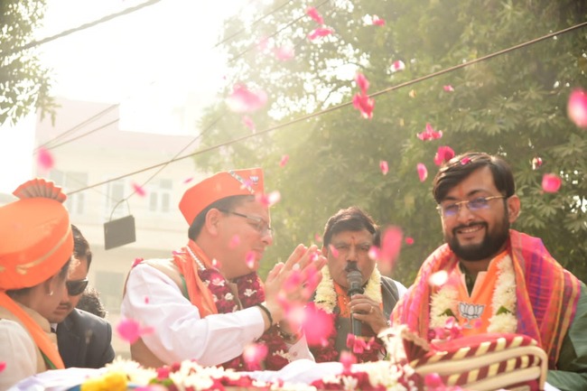 दिल्ली एमसीडी चुनाव में प्रचार करते दिखे सीएम धामी, मुख्यमंत्री के रोड शो में उमड़ी जनता की भीड़